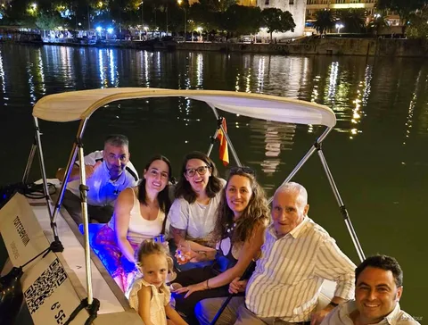 Vue de la Torre del Oro depuis le bateau électrique privé à Séville
