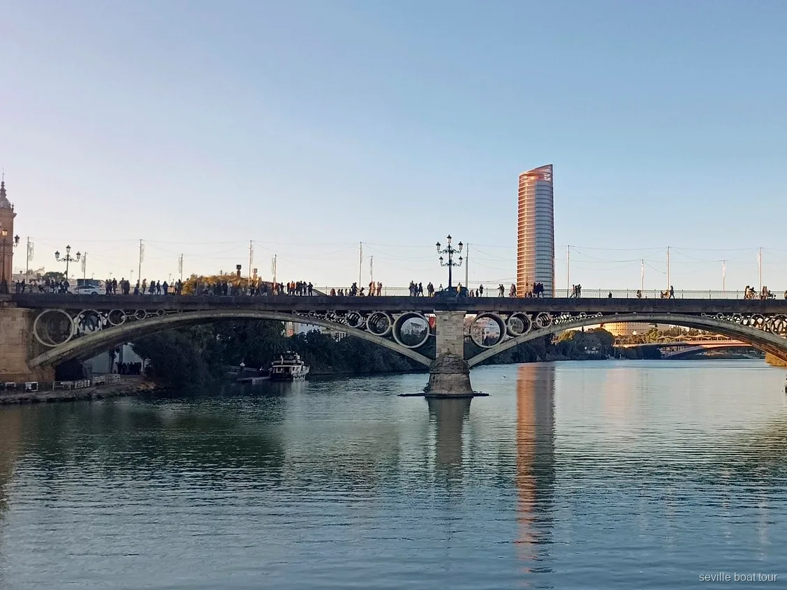 Ponte di Triana e Torre Sevilla al tramonto visti durante un giro in barca a Siviglia