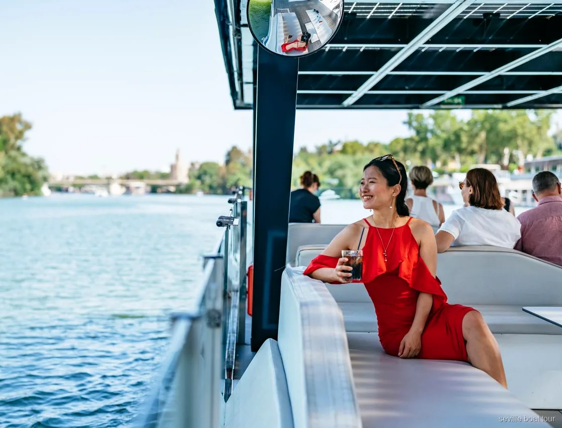 Bateau de la croisière sur le Guadalquivir naviguant devant la Torre del Oro à Séville