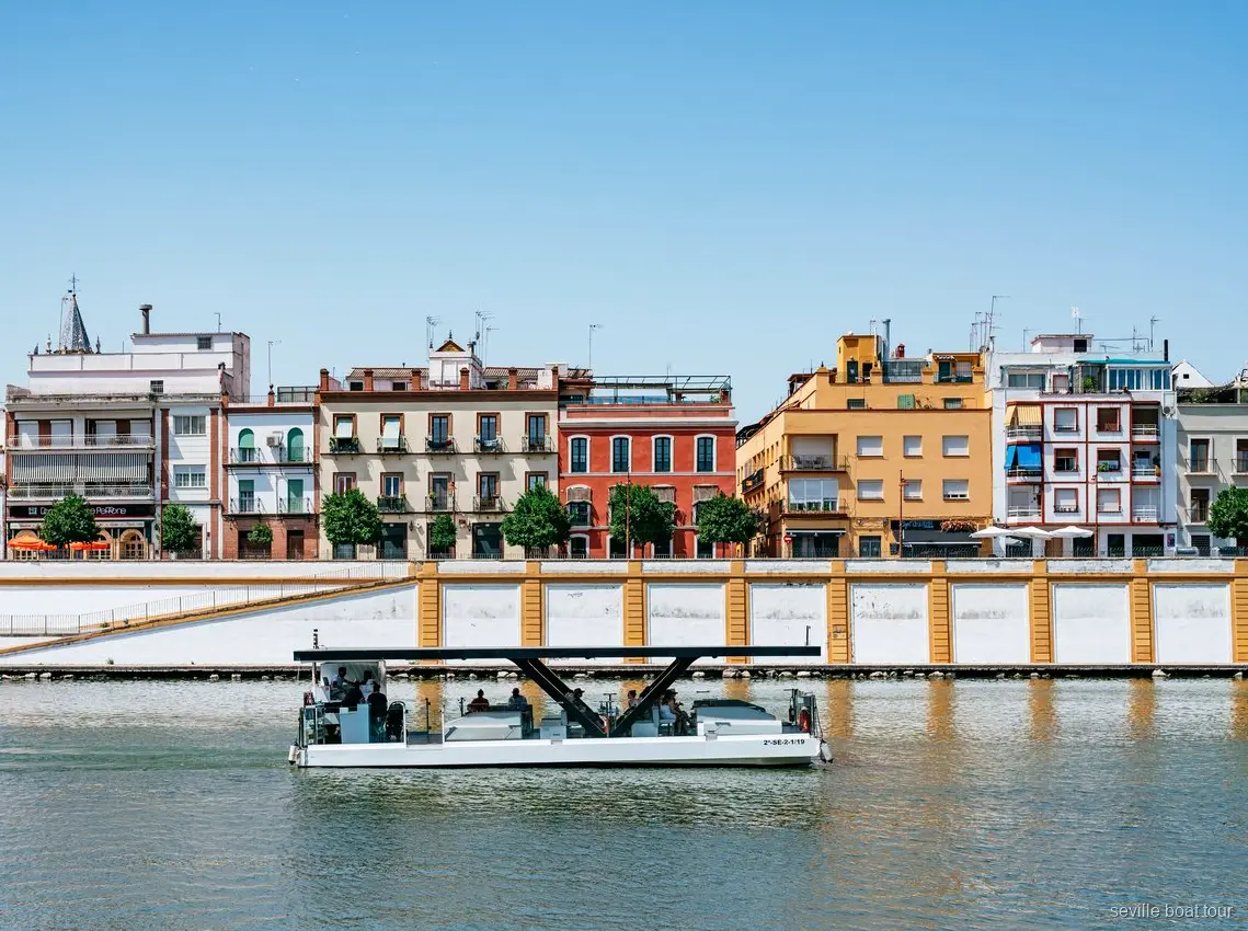 Passagers sur la croisière sur le Guadalquivir profitant de la ligne d'horizon de Séville