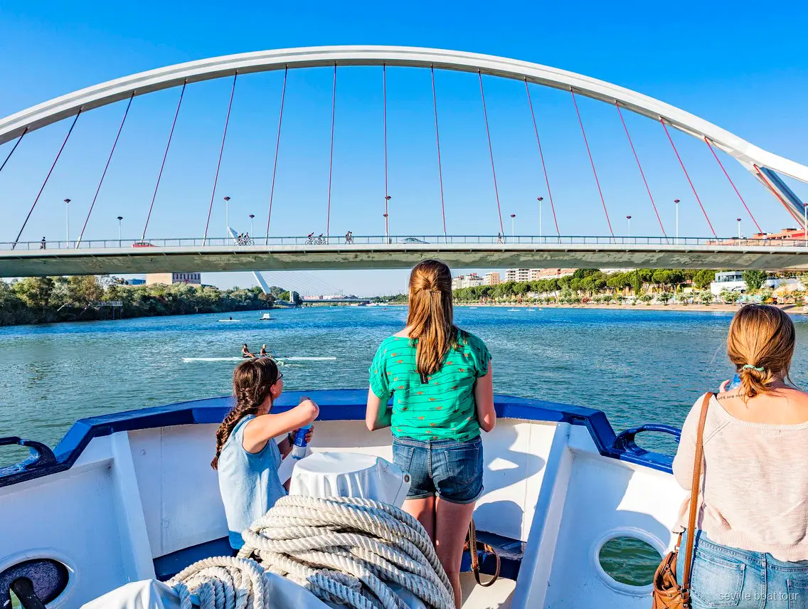 Danseurs de flamenco pendant le billet combiné de la croisière sur le Guadalquivir à Séville