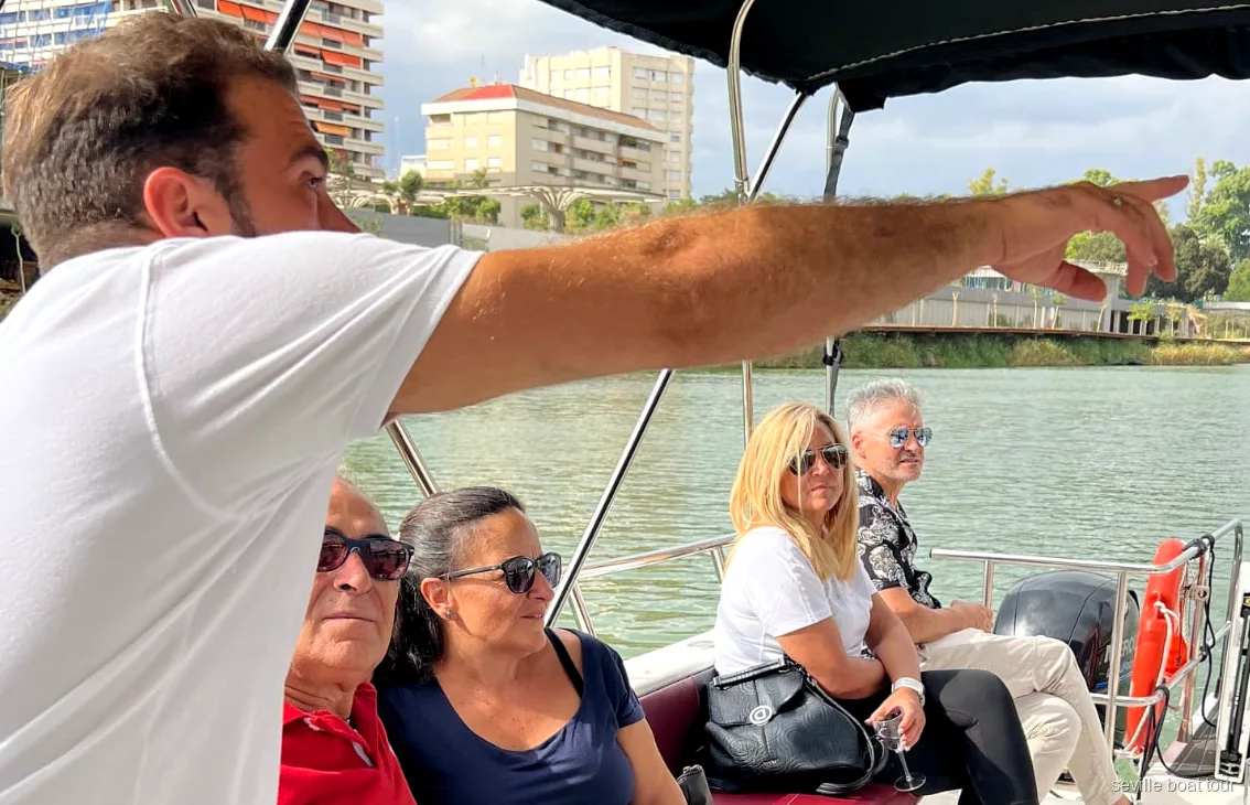 Petit groupe sur la croisière guidée du Guadalquivir profitant d'une boisson à bord