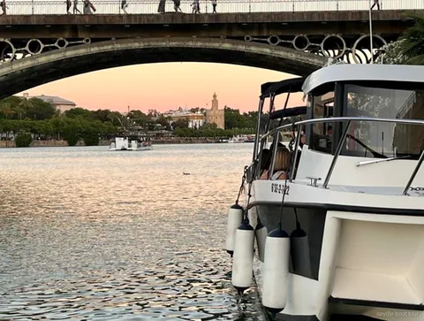 Option de bateau privé sur la croisière guidée du Guadalquivir naviguant devant Triana