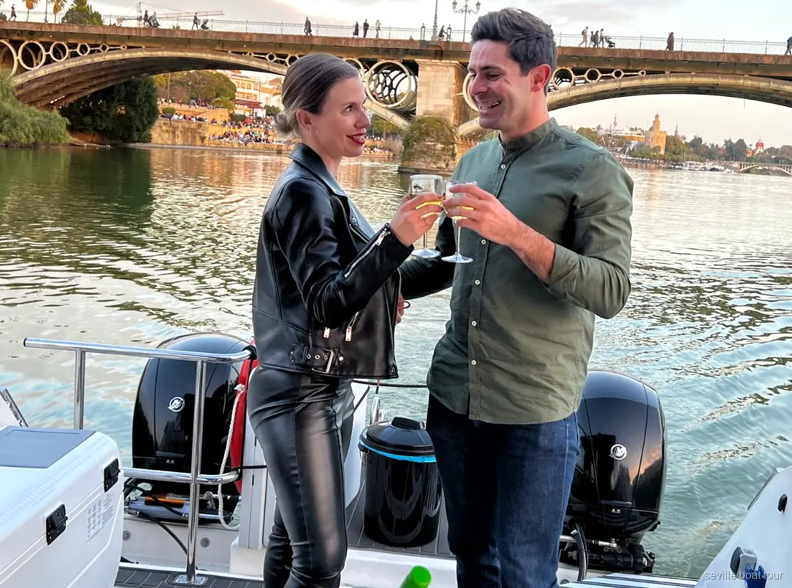 Couple profitant du champagne sur la croisière romantique sur le Guadalquivir à Séville