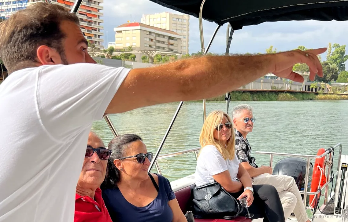 Grupo reducido en el Crucero Guadalquivir Sevilla disfrutando de una bebida a bordo