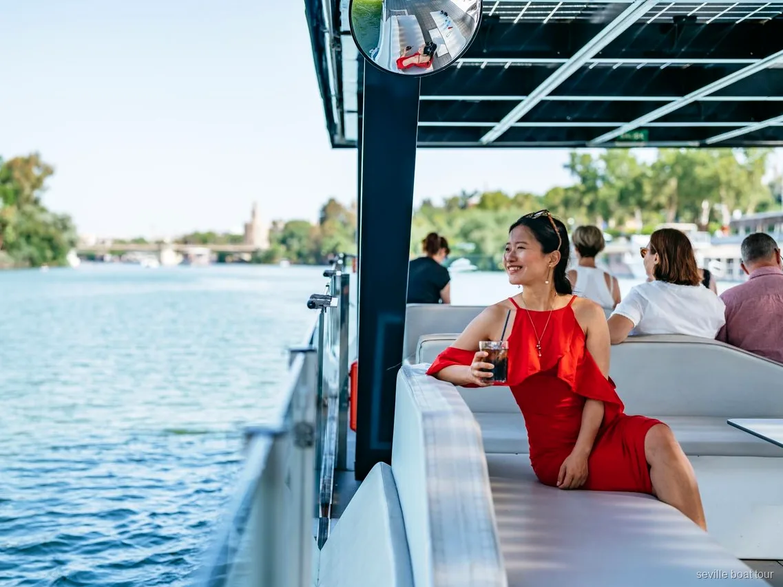 Barco del Crucero Ecológico por el Guadalquivir pasando junto a la Torre del Oro