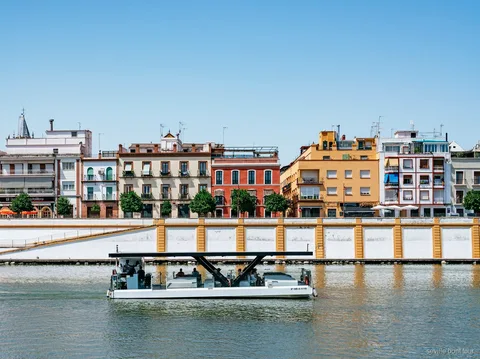 Pasajeros en el Crucero por el Guadalquivir disfrutando del perfil de Sevilla