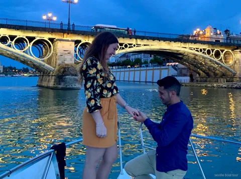 Giro in barca romantico a Siviglia, barca privata per due sul Guadalquivir