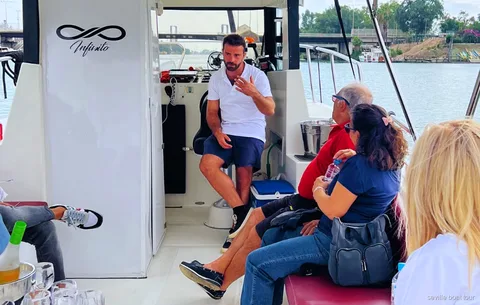 Giro in barca a Siviglia con capitano che racconta la storia davanti alla Torre del Oro