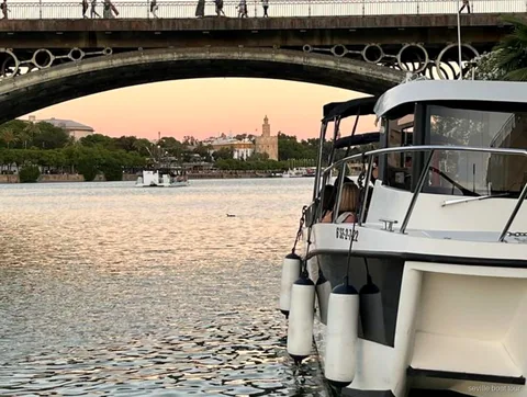 Opzione barca privata del giro in barca con capitano lungo Triana