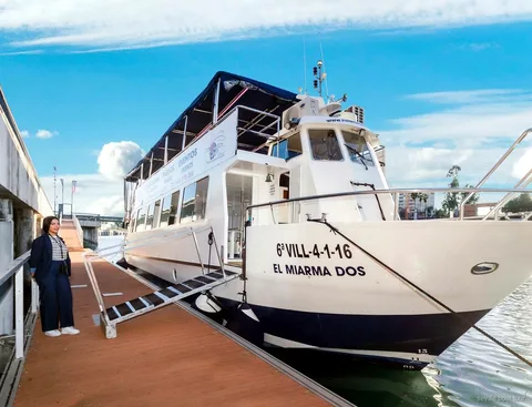 Barco restaurante El Miarma Dos del Paseo en Barco con Cena navegando por el río en Sevilla
