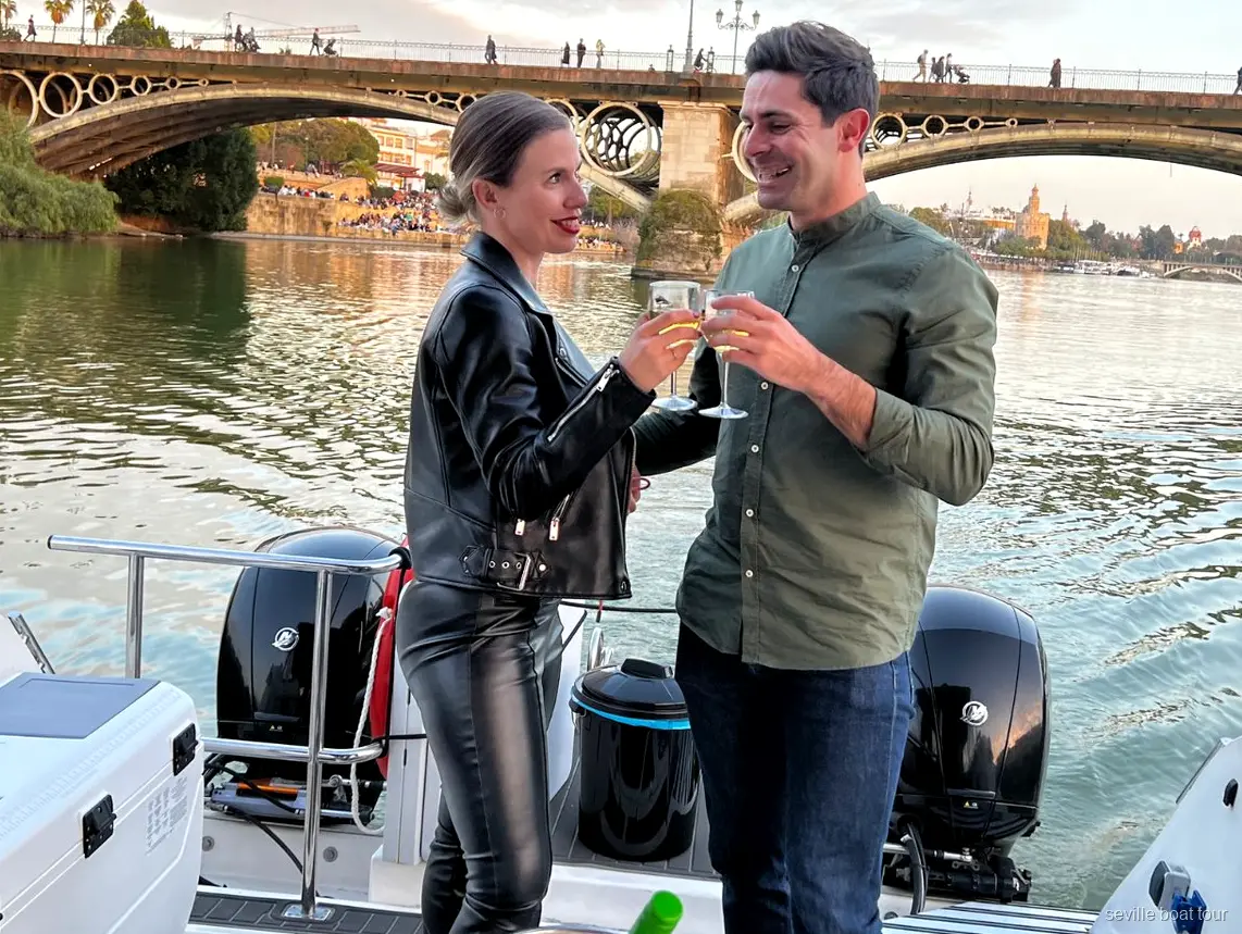 Pareja disfrutando de champán en el Paseo en Yate Romántico de Sevilla