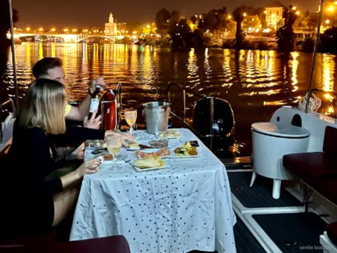 Barco privado saliendo cerca del Puente de San Telmo para el Paseo en Yate Romántico en Sevilla